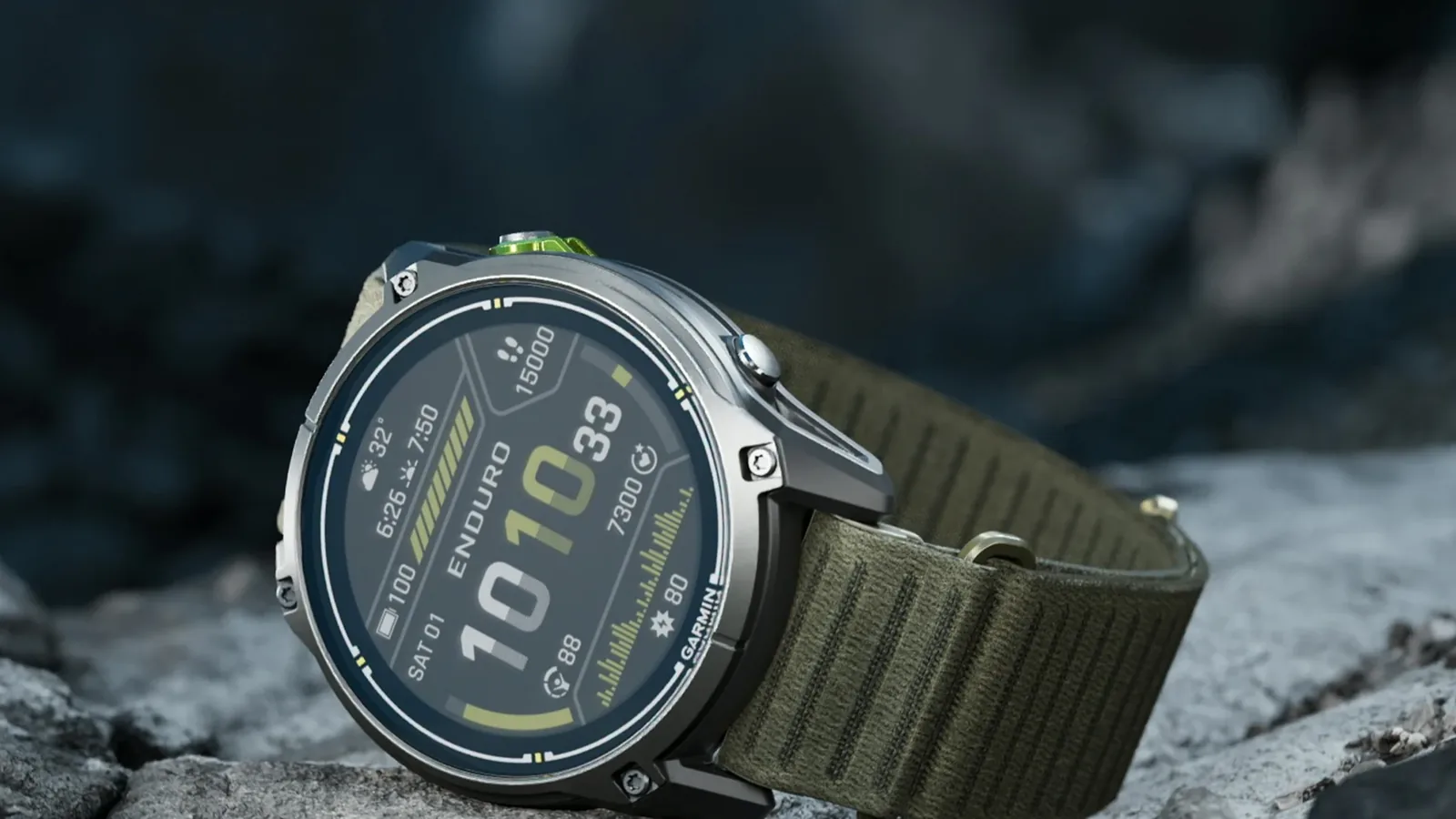 Новинка: часы Garmin Enduro 4 с нейлоновым ремешком цвета хаки на камнях